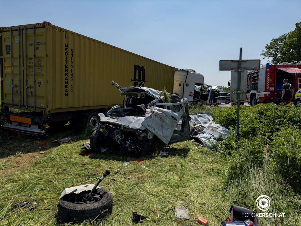 Der Lenker eines Kleintransporters starb nach einem Kreuzungscrash.