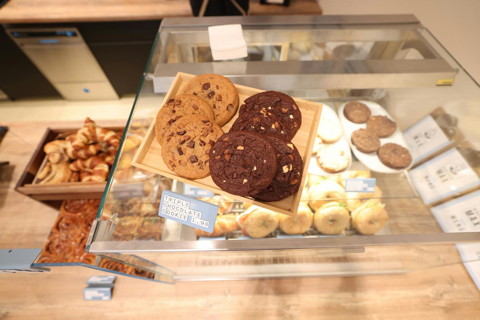 Snacks zum Kaffee: Für Naschkatzen gibt’s etwa Cookies.