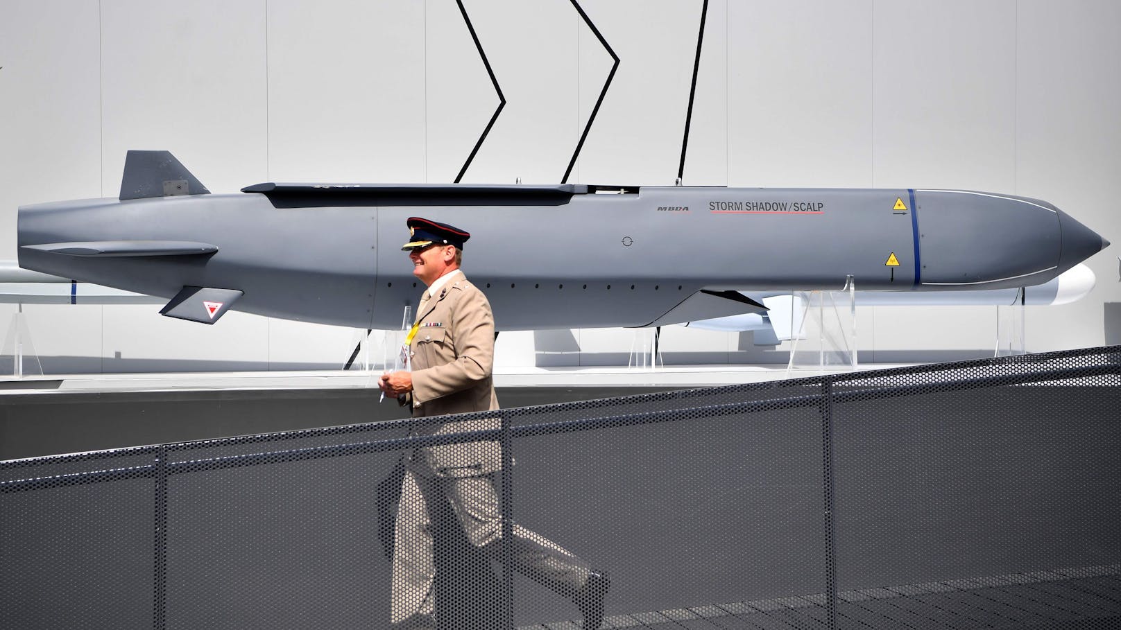 "Storm Shadow" ist mit Tarnkappentechnologie ausgestattet und steuert Ziele im Tiefstflug an. Sie wurde speziell zum Knacken von Betonbunkern entwickelt.