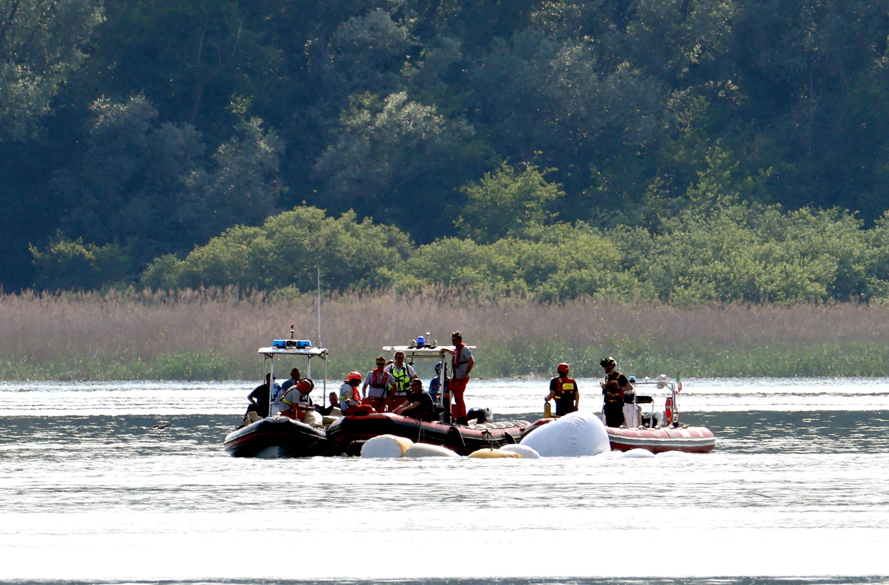 Taucher sind weiterhin mit den Bergungsarbeiten beschäftigt.