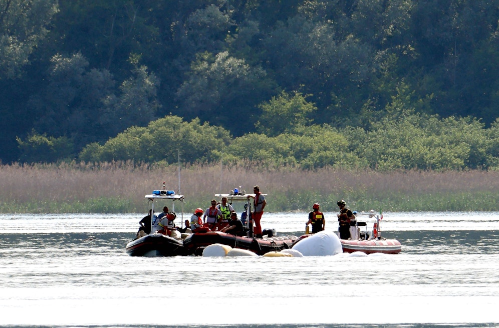 Taucher sind weiterhin mit den Bergungsarbeiten beschäftigt.