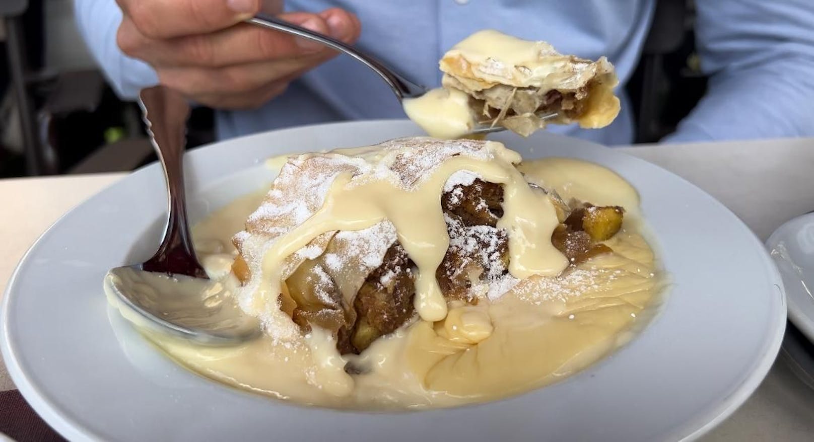 Auch zwei Apfelstrudel ließ sich das "Heute"-Team schmecken.