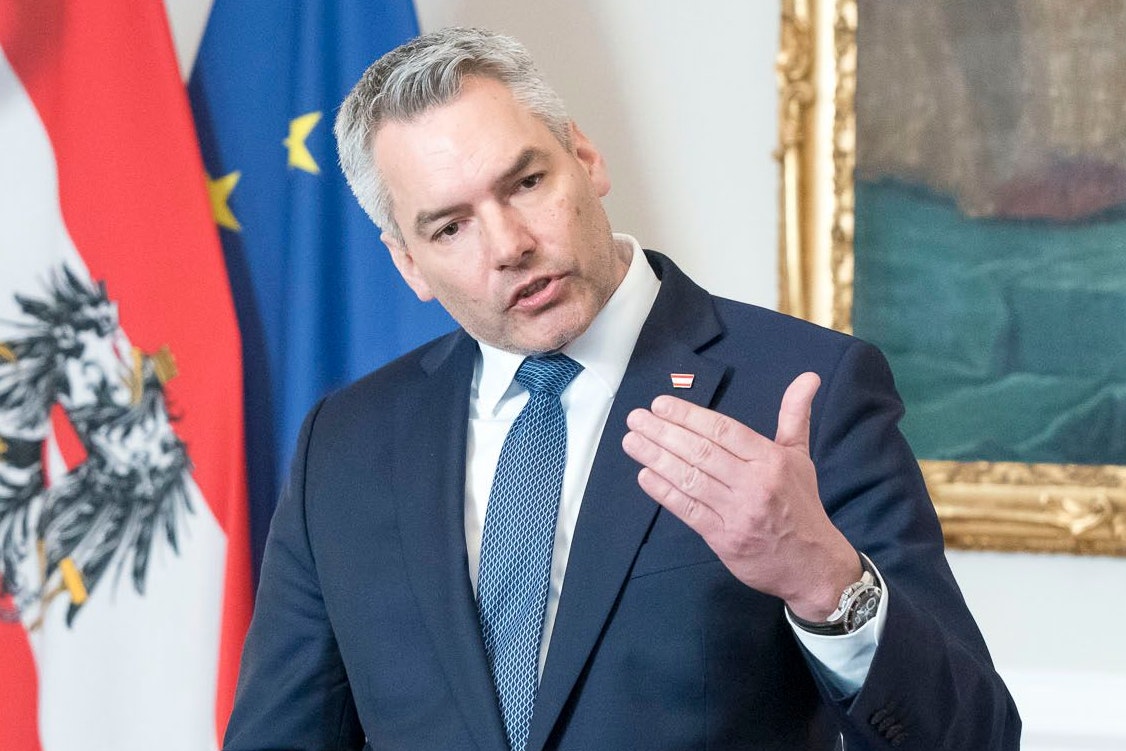 Bundeskanzler Karl Nehammer sieht nach seinem "Papierln"-Sager die Energiepreise purzeln.