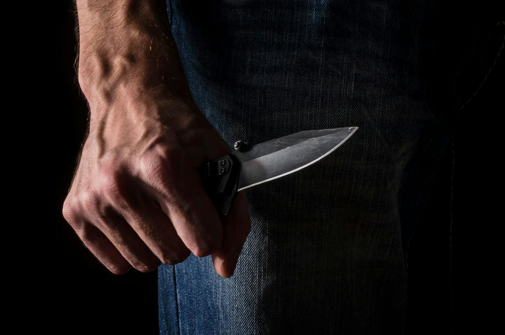 Ein Mann hält ein Messer in der Hand. Symbolbild.