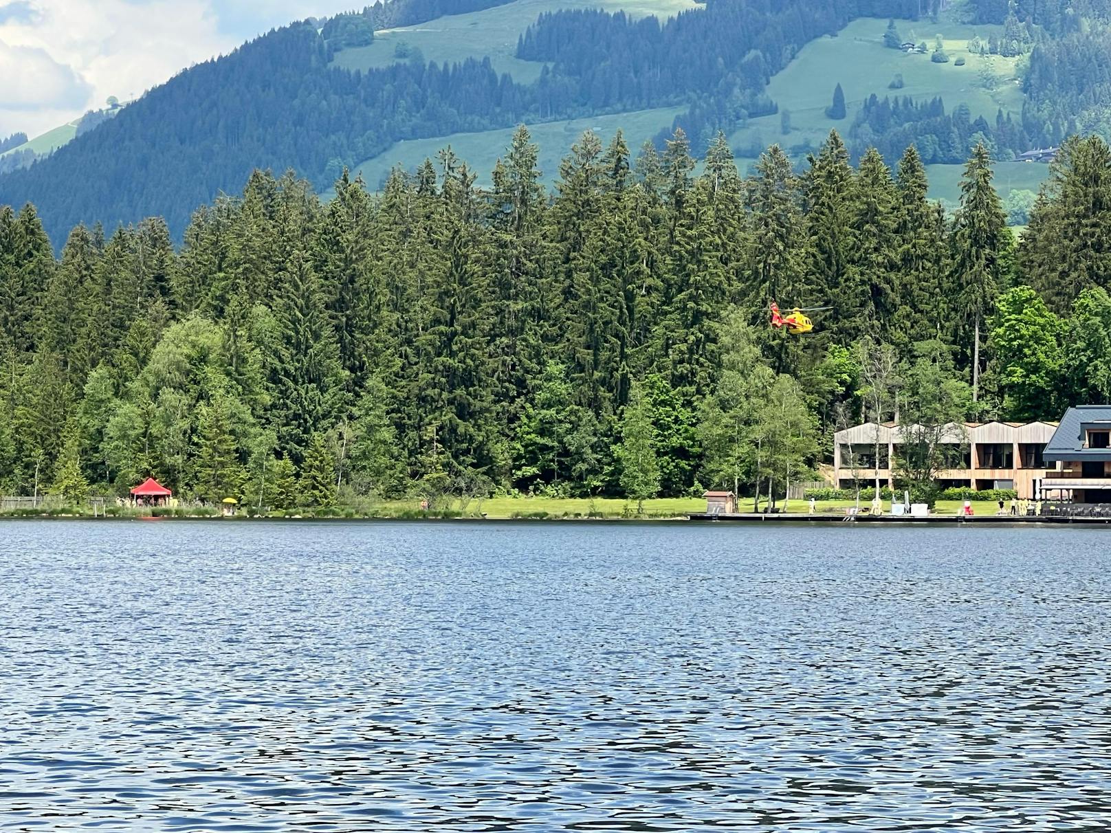 Zeugen gaben gegen an, dass ein älterer Mann in den See stieg und beim Schwimmen plötzlich ohne Hilfeschreie unterging.&nbsp;