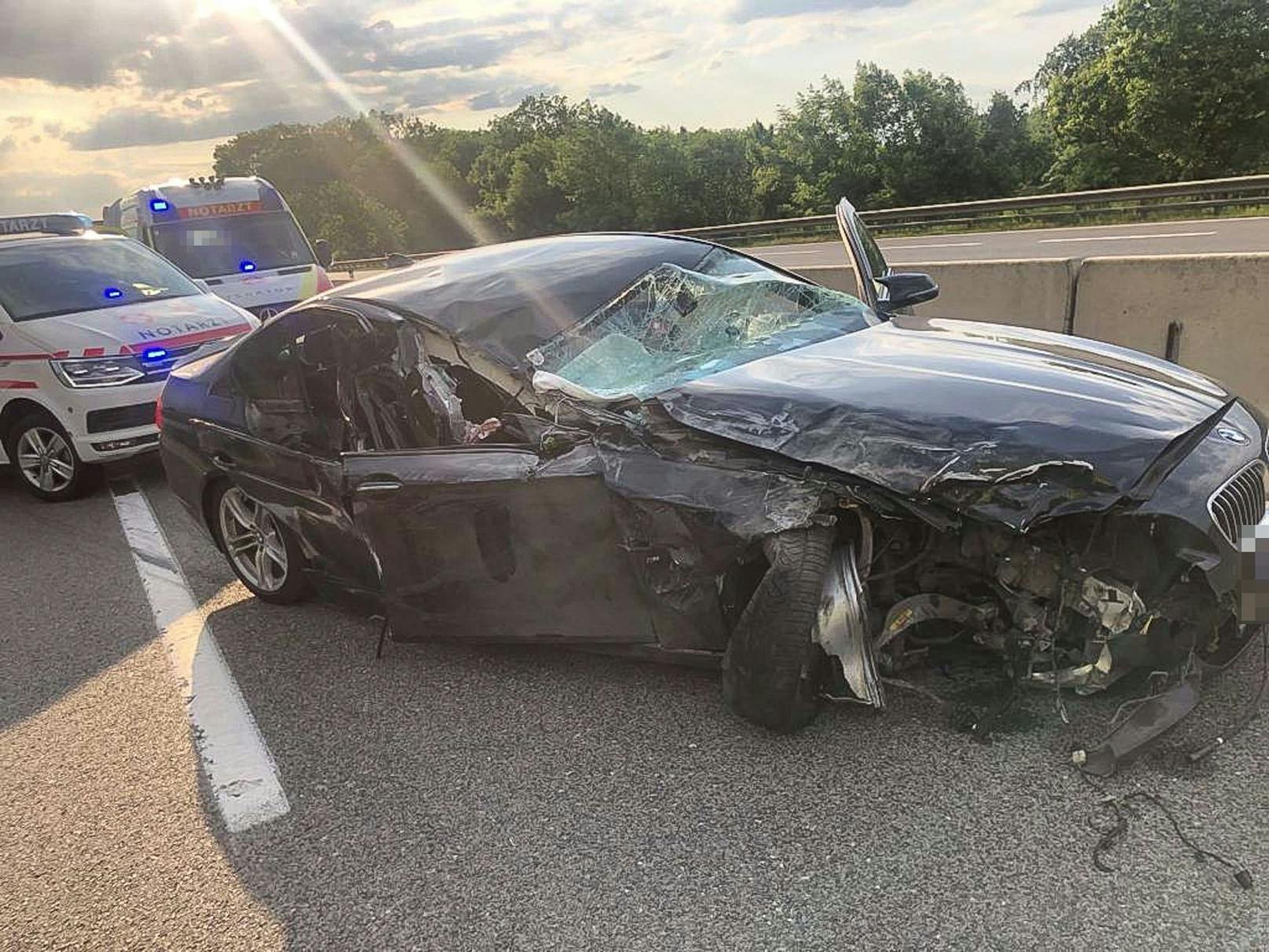 Aus noch unklarer Ursache fuhr ein BMW-Lenker auf einen Lkw auf. Glücklicherweise kam unmittelbar nach dem Crash ein Sekundärnotarztwagen vorbei.