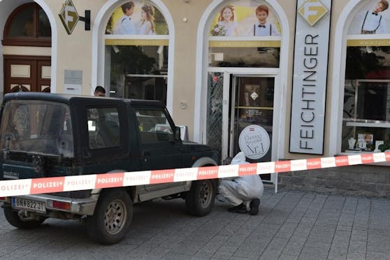 Coup in Baden: Mit diesem Geländewagen und einer Eisenstange brachen die Täter das Juweliergeschäft in Baden auf.