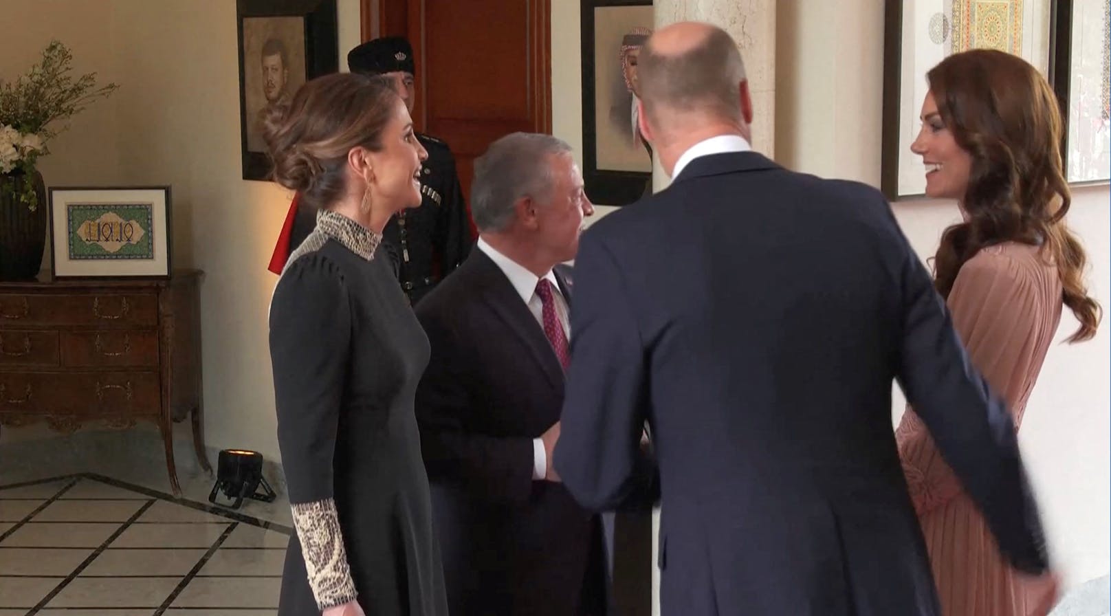 Jordaniens König Abdullah II. und Jordaniens Königin Rania begrüßen den britischen Prinzen William und Prinzessin Catherine am Tag der königlichen Hochzeitszeremonie von Kronprinz Hussein und Rajwa Al Saif in Amman, Jordanien, am 1. Juni 2023.