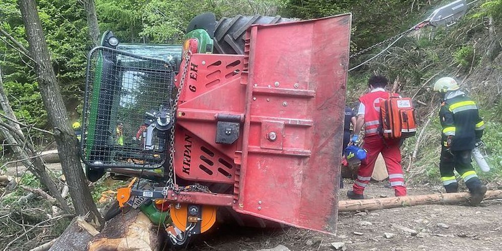 Das schwere Fahrzeug kippe und begrub einen Vater und seinen Sohn unter sich.
