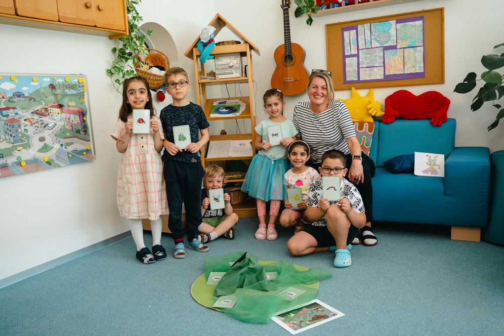 Mit ihrer Pädagogin Elisabeth Yagci-Grobner lesen und erarbeiten die Kinder das Thema Wald und Natur.
