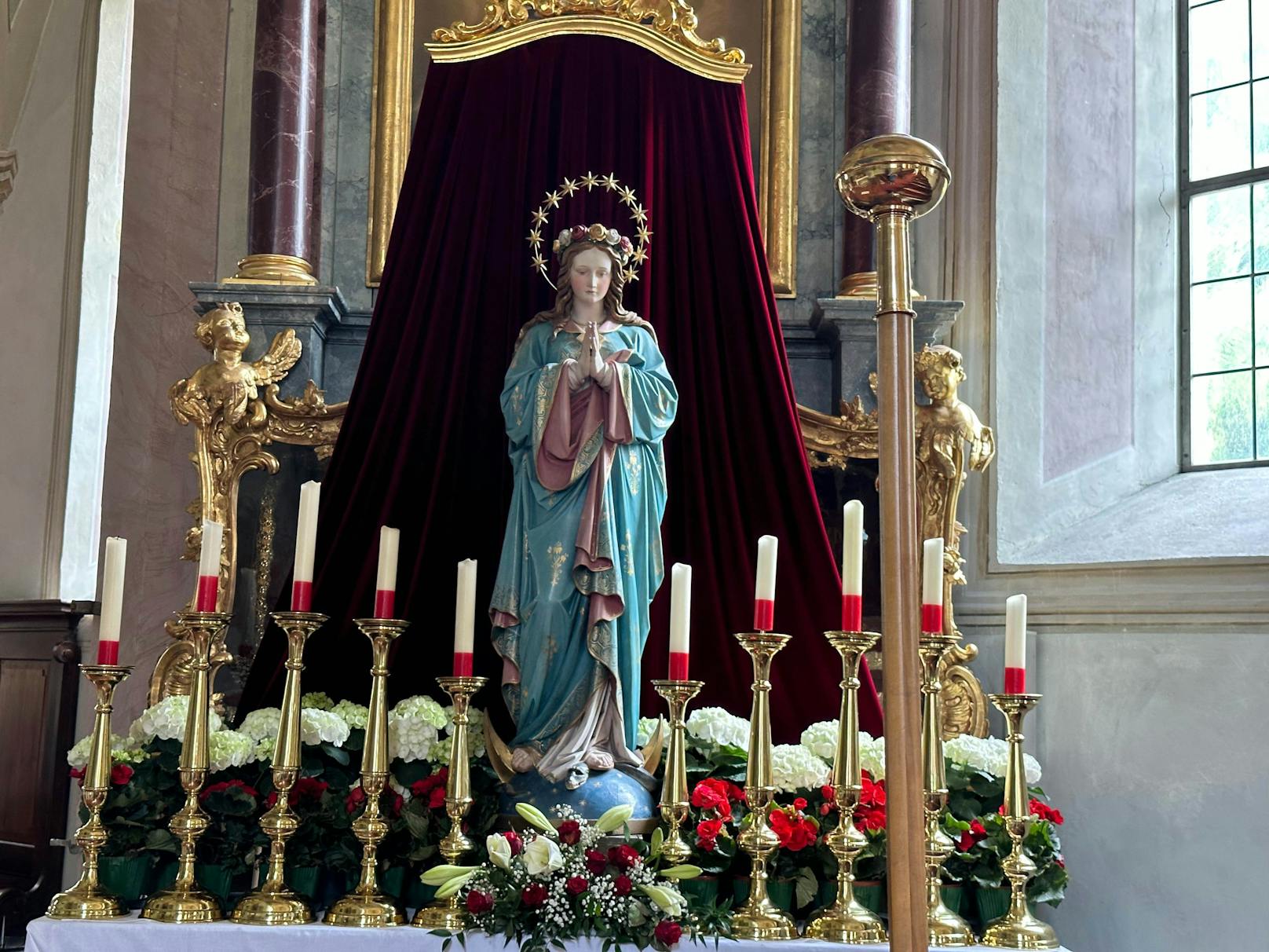 Buchstäblich vermutlich aus allen Wolken fiel wohl am letzten Maitag der Mesner der Pfarrkirche in Sankt Margarethen (Gemeinde Buch in Tirol): So hatte eine unbekannte Täterschaft ein auf einer Stange montiertes vergoldetes Kruzifix gestohlen.