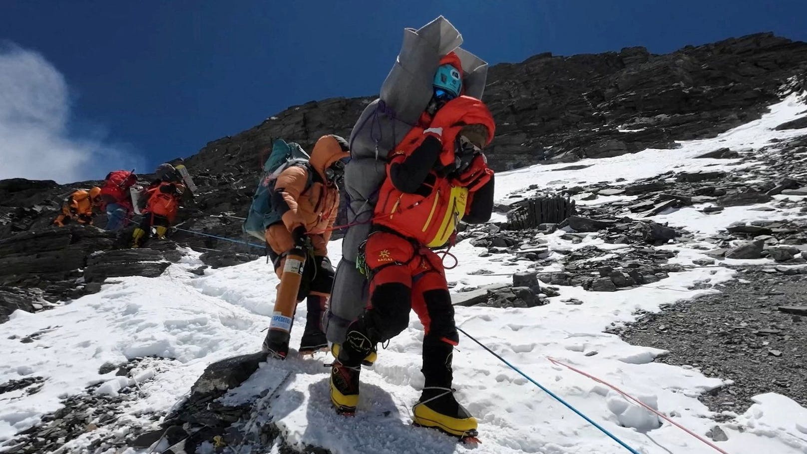 In einer Iso-Schlafmatte trug ein geistesgegenwärtiger Sherpa einen verletzten Bergsteiger aus der Todeszone.
