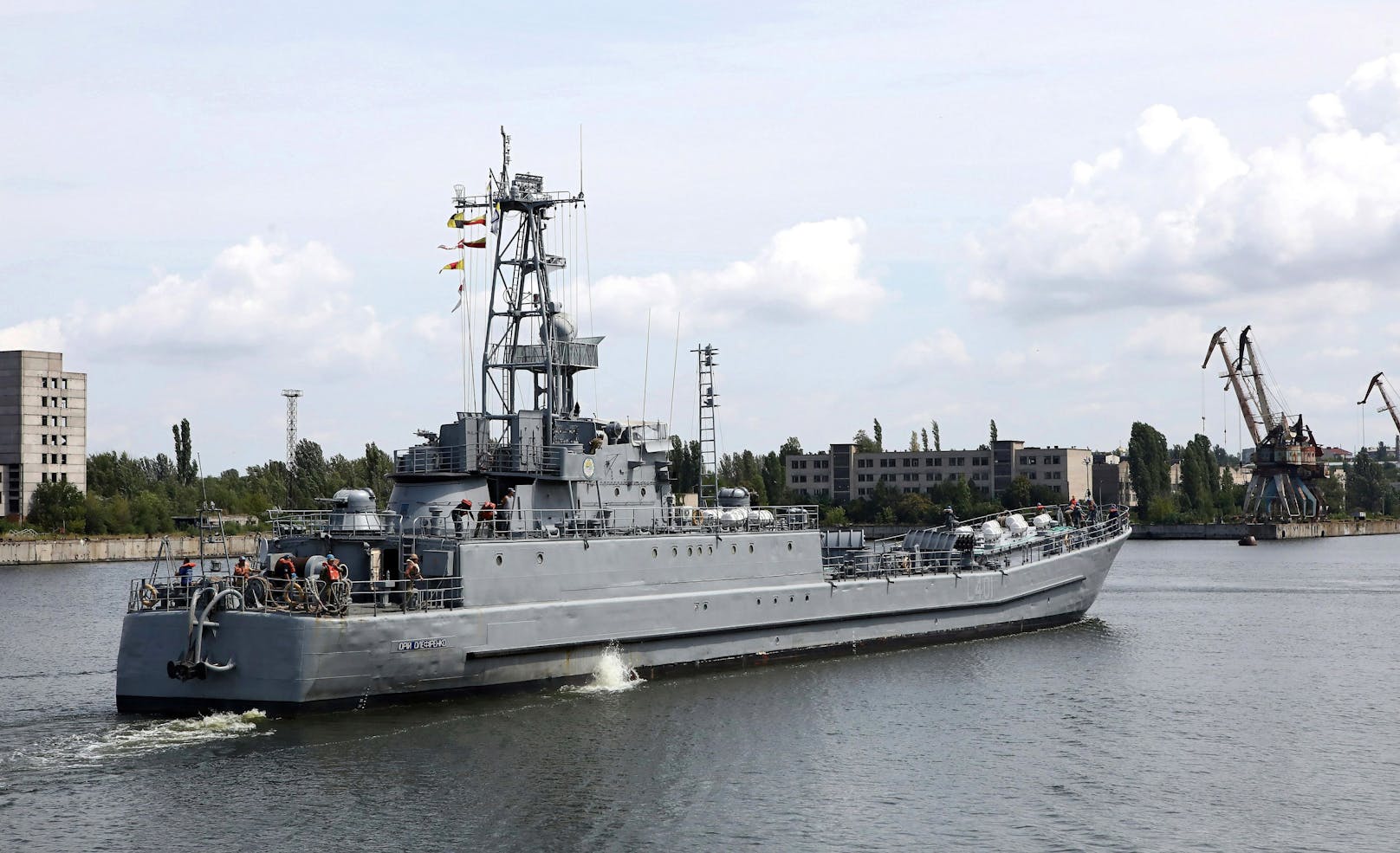 The Yurii Olefirenko landing ship of the Ukrainian Navy heads for the Mykolaiv Shipyard State Enterprise, Mykolaiv, southern Ukraine, August 7, 2019. The vessel is due to undergo repairs. Ukrinform.