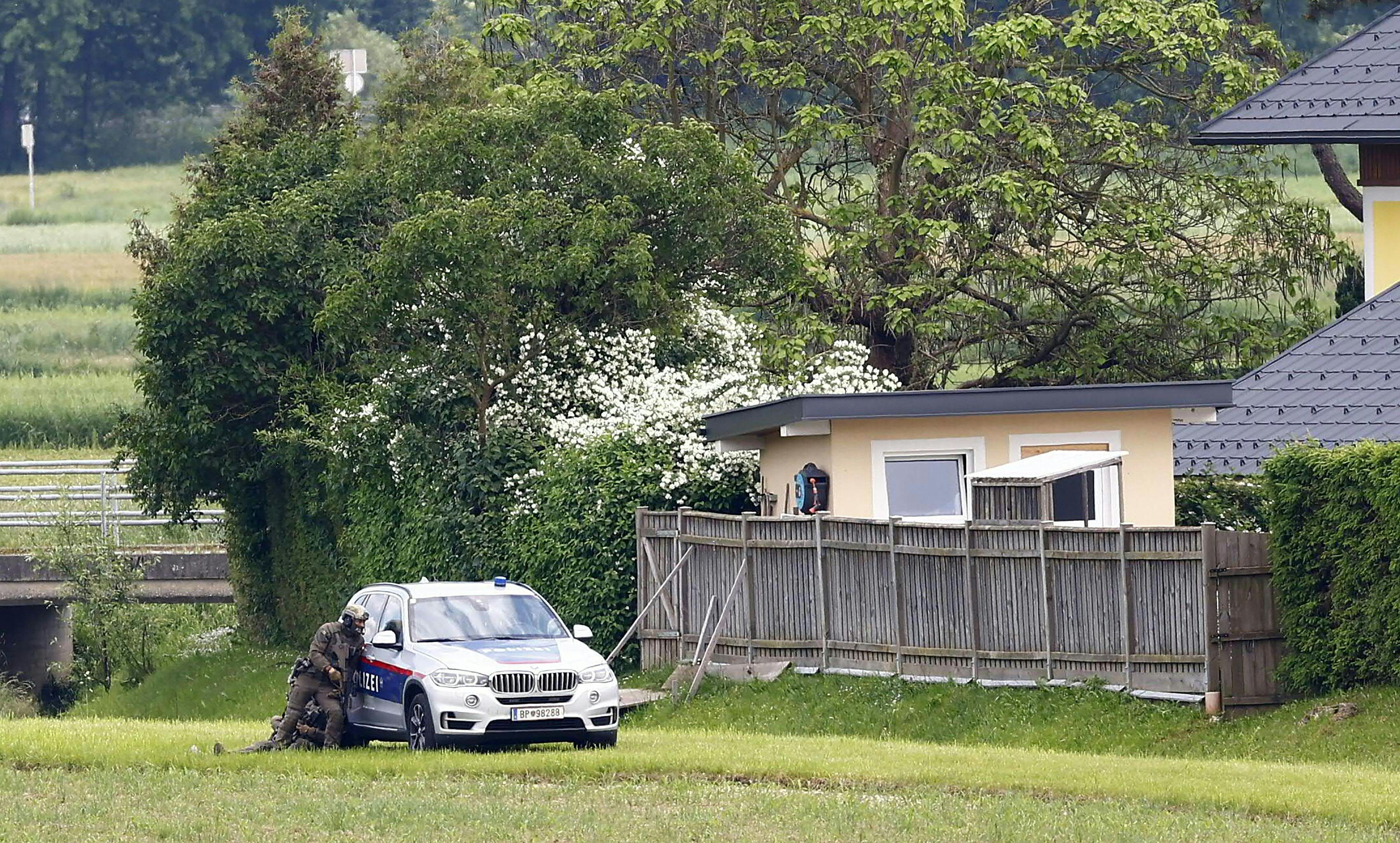 Einsatzkräfte der Polizei in der Umgebung des Tatorts.