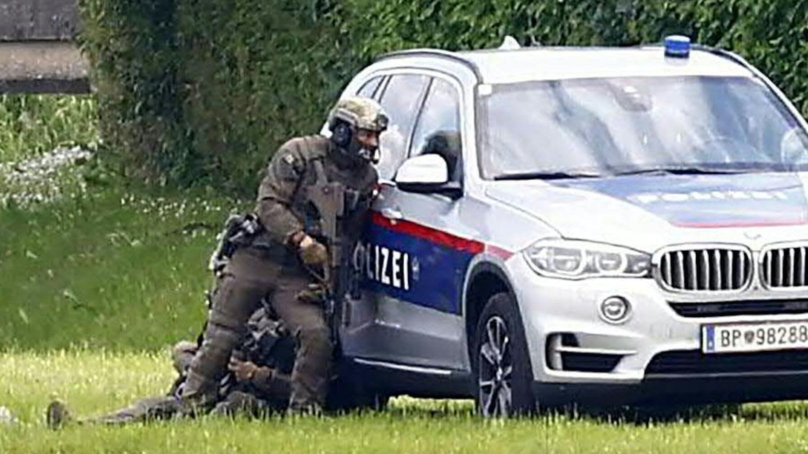 Einsatzkräfte der Polizei in der Umgebung des Tatorts.
