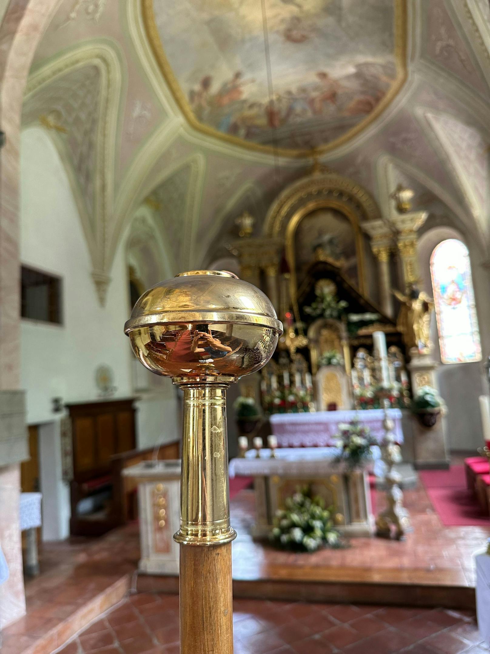 Buchstäblich vermutlich aus allen Wolken fiel wohl am letzten Maitag der Mesner der Pfarrkirche in Sankt Margarethen (Gemeinde Buch in Tirol): So hatte eine unbekannte Täterschaft ein auf einer Stange montiertes vergoldetes Kruzifix gestohlen.