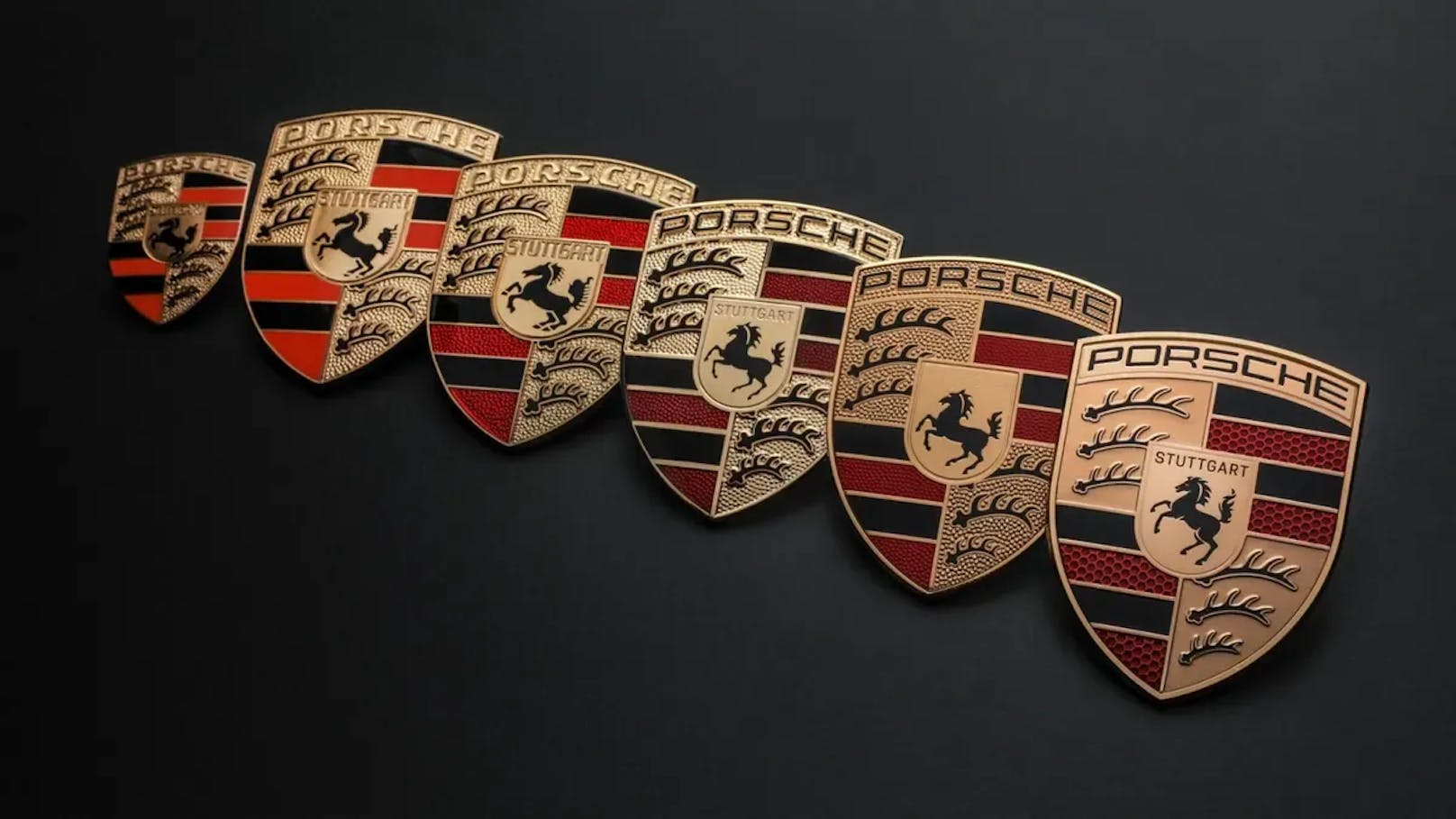 Das Porsche-Logo hat sein Aussehen im Verlaufe der Jahre bereits mehrmals geändert. 1954, 1963, 1973, 1994 und zuletzt 2008 erfuhr es Design-Überarbeitungen.