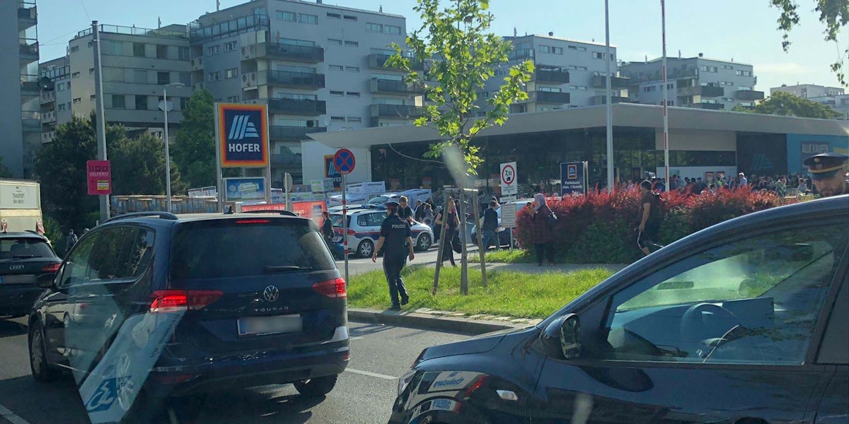 Immer noch reihen sich die Menschen vor den ausgewählten Hofer-Filialen.