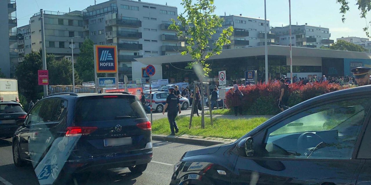 Heute.at - Ansturm auf Mega-Rabatte – Verkehr brach zusammen