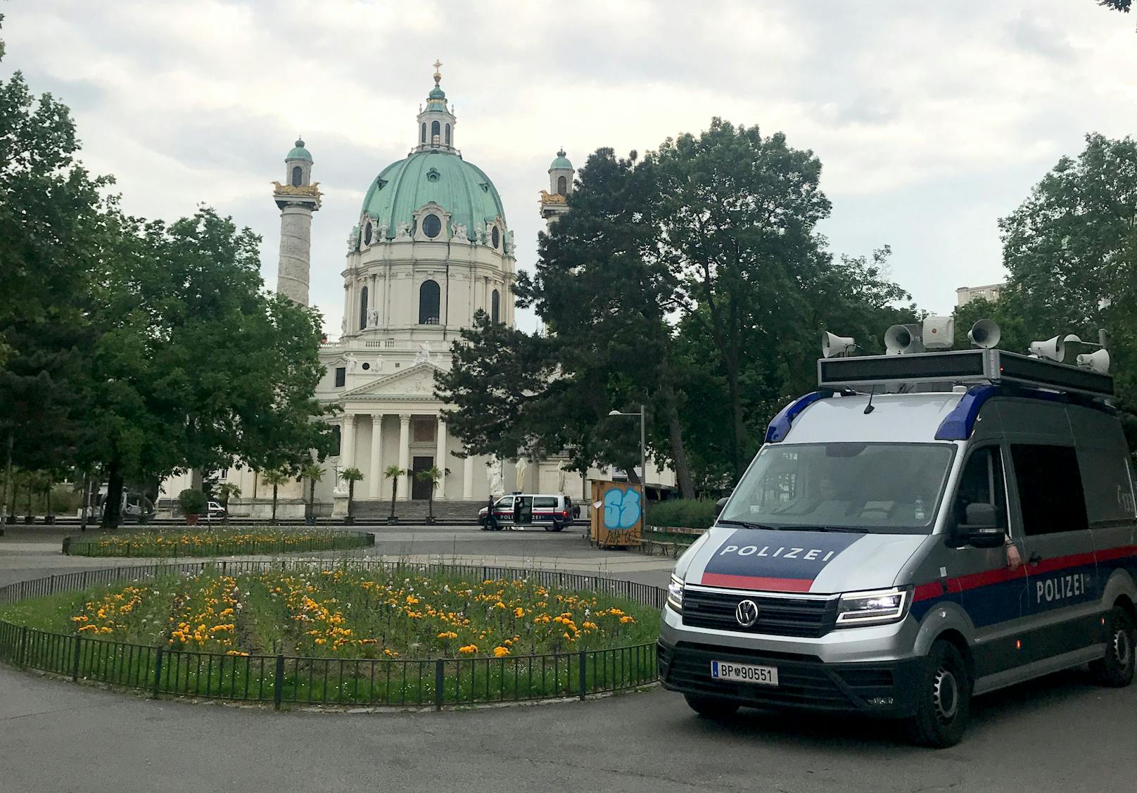 Polizeifahrzeuge im Resselpark vor der Karlskirche in Wien. Archivbild