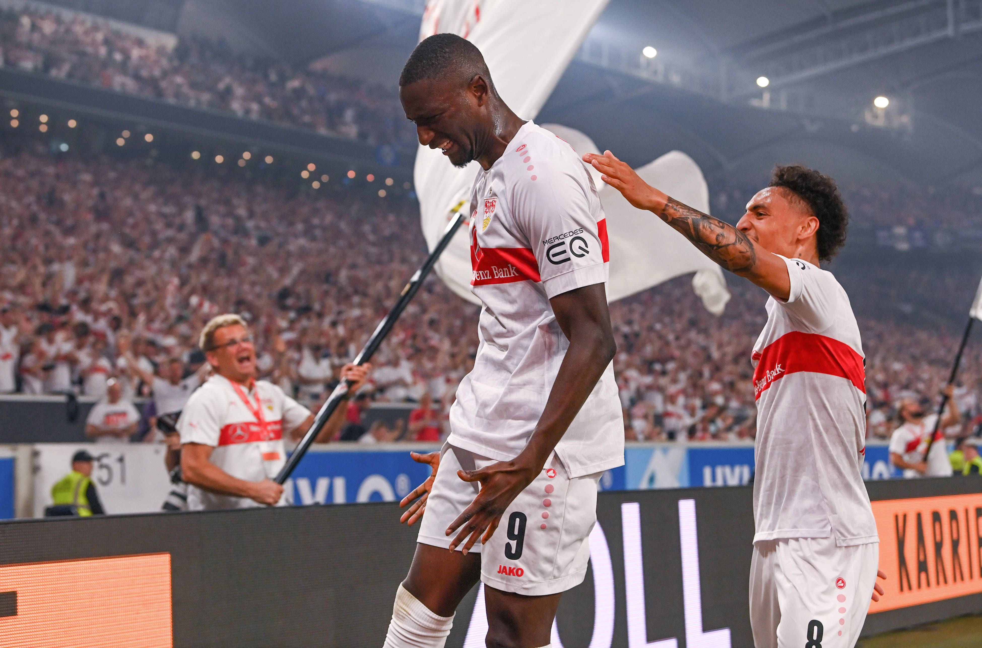 Stuttgart feiert den Heimsieg in der Relegation.