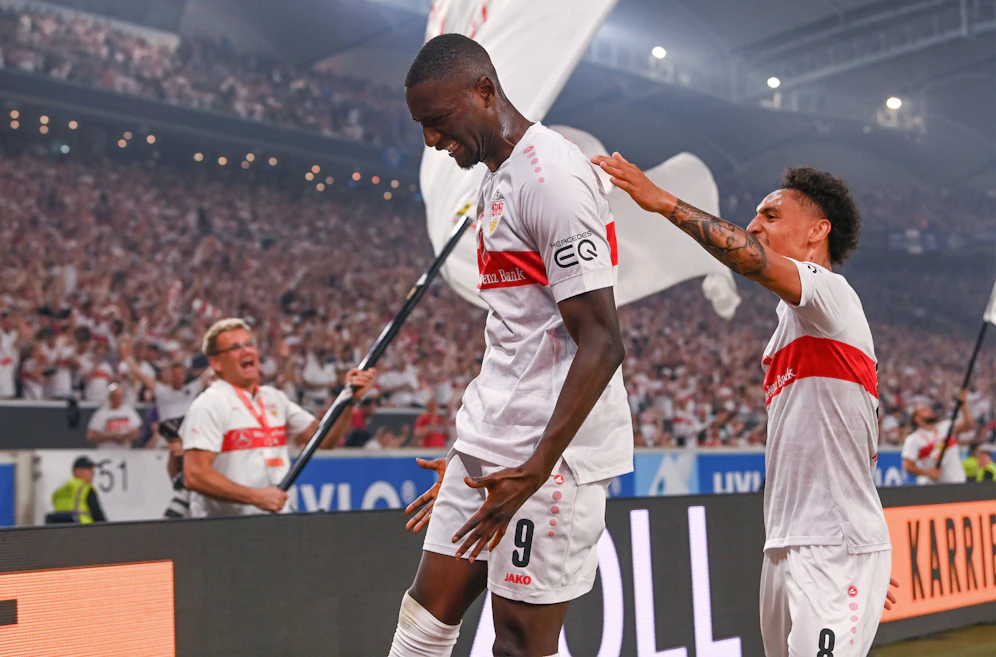 Stuttgart feiert den Heimsieg in der Relegation.