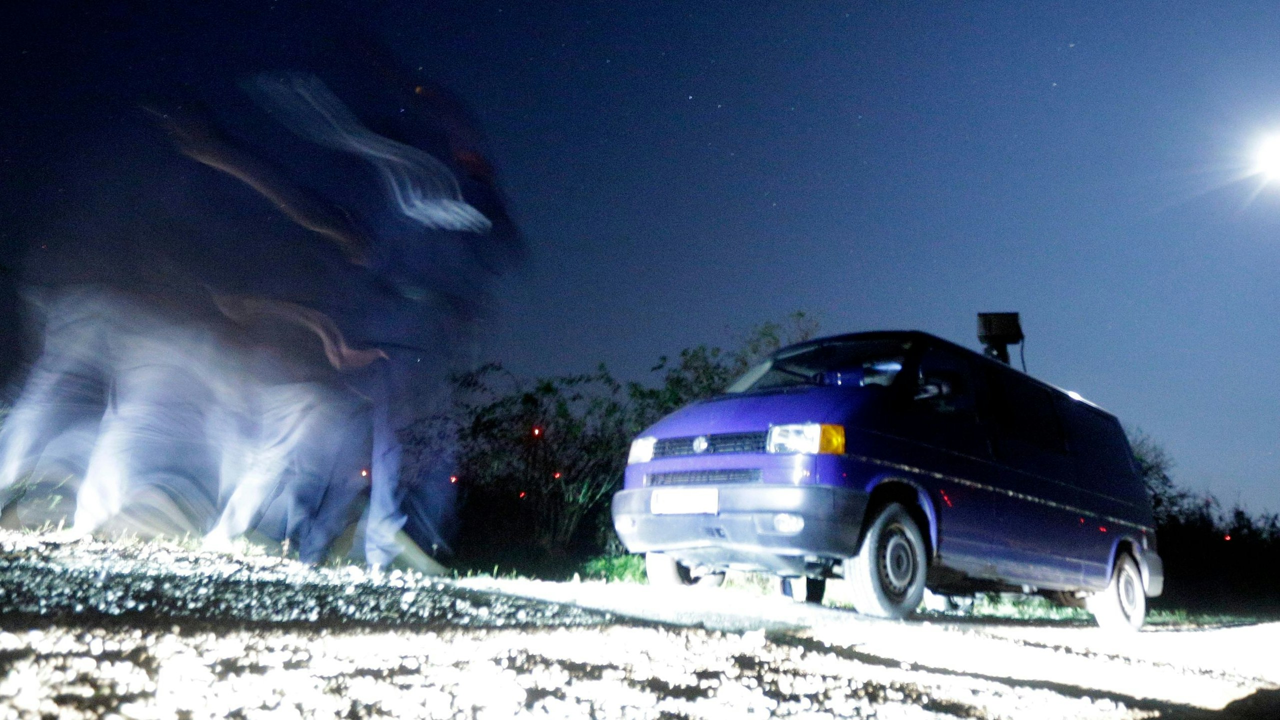 Download von www.picturedesk.com am 01.06.2023 (15:09).  APA20584688-2_03102014 - HALBTURN - ÖSTERREICH: Ein Polizeifahrzeug, ausgerüstet mit einer Wärmekamera, beobachtet anl. der Operation "Fox" am Donnerstag, 02. Oktober 2014, die burgenländische Grenze zwischen Andau und Halbturn. Operation "Fox" ist eine Schwerpunktaktion des Innenministeriums, bei der generelle Grenzkontrollen im Burgenland stattfanden. +++ACHTUNG SPERRFRIST BEACHTEN: GESPERRT BIS FREITAG 03. OKTOBER 2014, 17:00 UHR, FREI FÜR SAMSTAGSAUSGABEN+++ FOTO: APA/GEORG HOCHMUTH - 20141002_PD14250 - Rechteinfo: Rights Managed (RM)