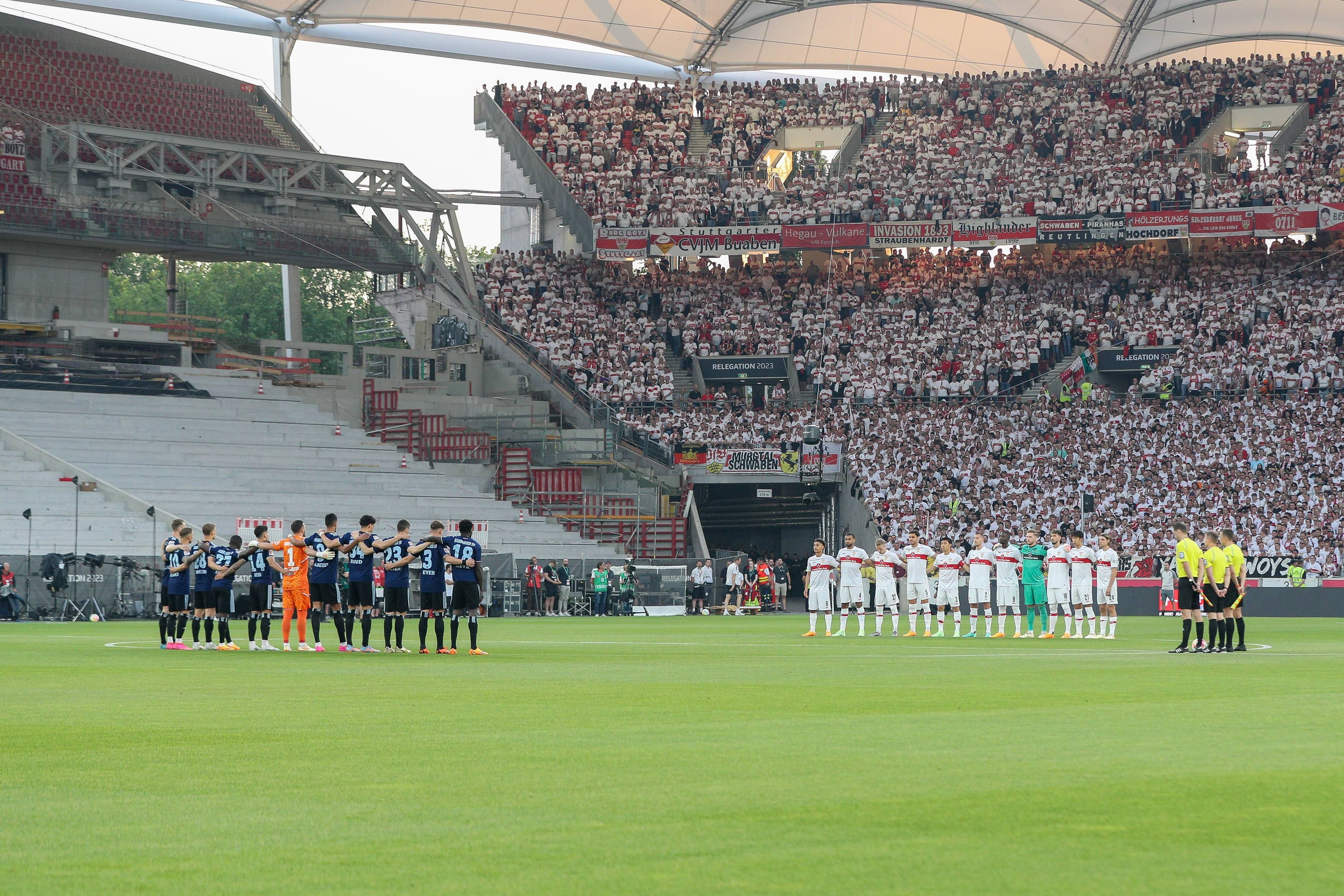 Schweigeminute in Stuttgart - die Groß-Klubs trauern um den 15-jährigen Paul.