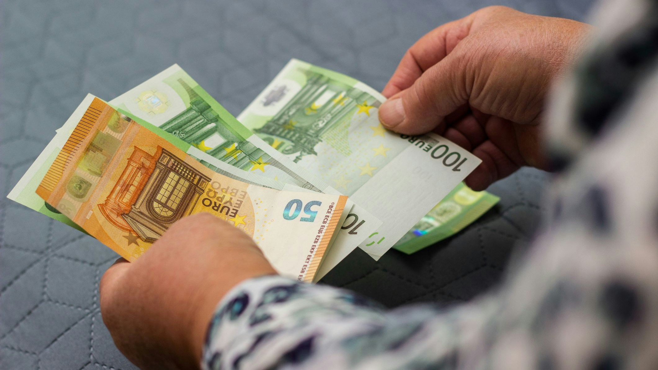 Mit dem Einkommen findet man immer weniger Auskommen.