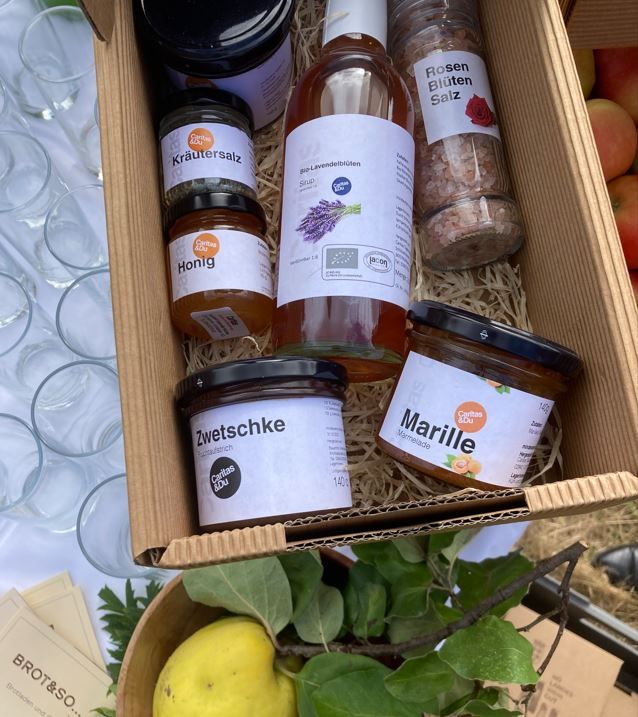 Die gewonnenen Früchte werden von den Werkstätten der Einrichtungen der Caritas im Weinviertel sorgsam verarbeitet.