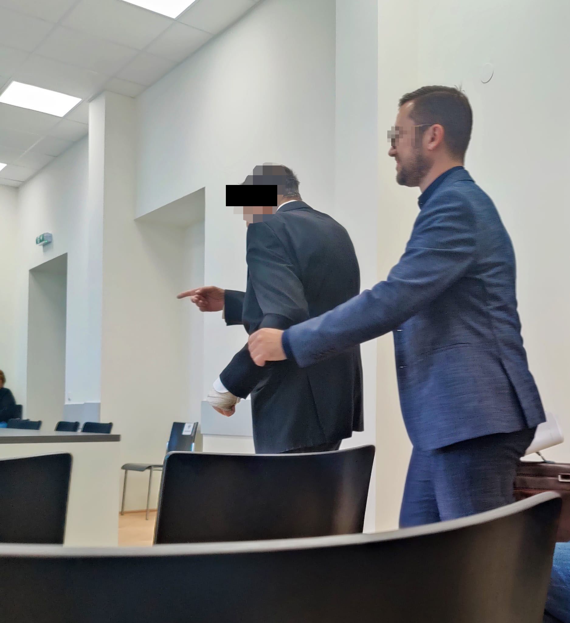 Der Angeklagte (links im Bild) mit seinem Verteidiger