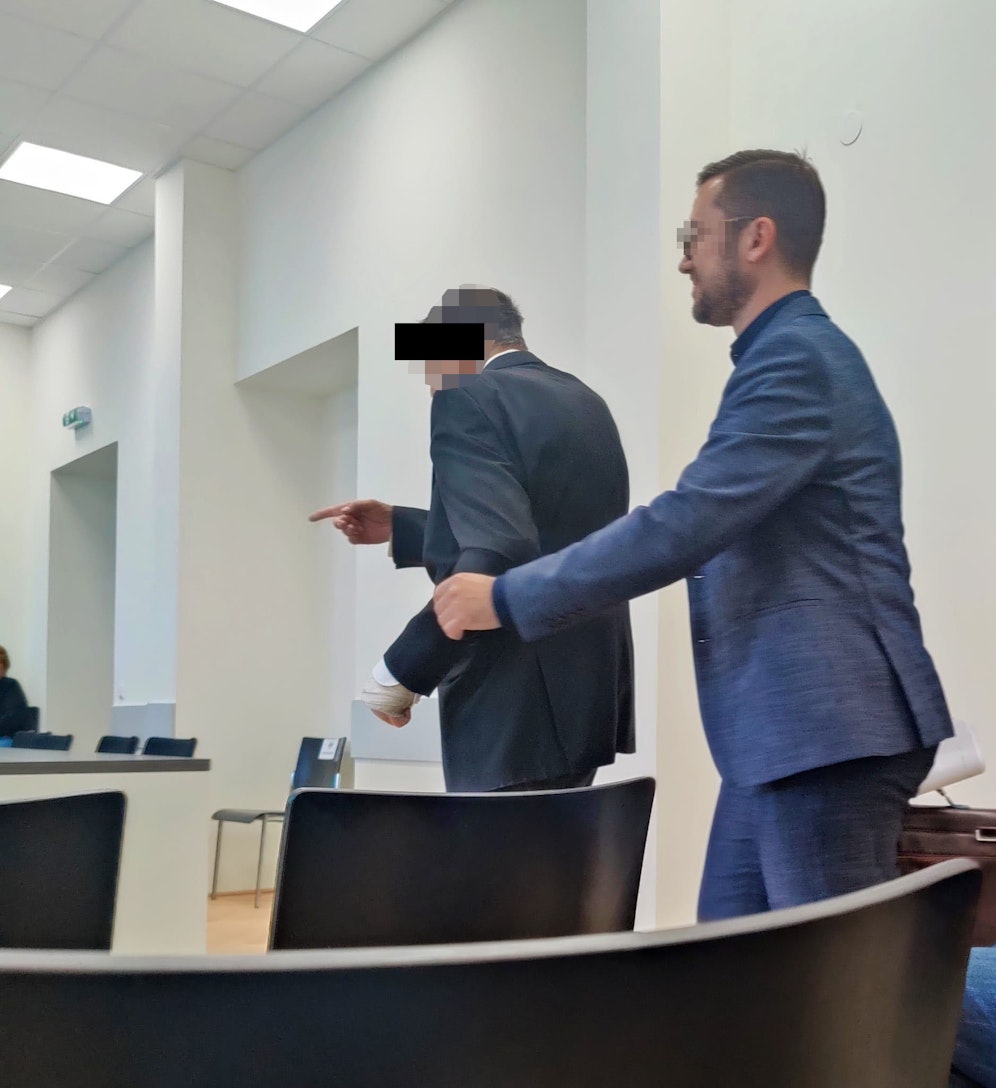 Der Angeklagte (links im Bild) mit seinem Verteidiger