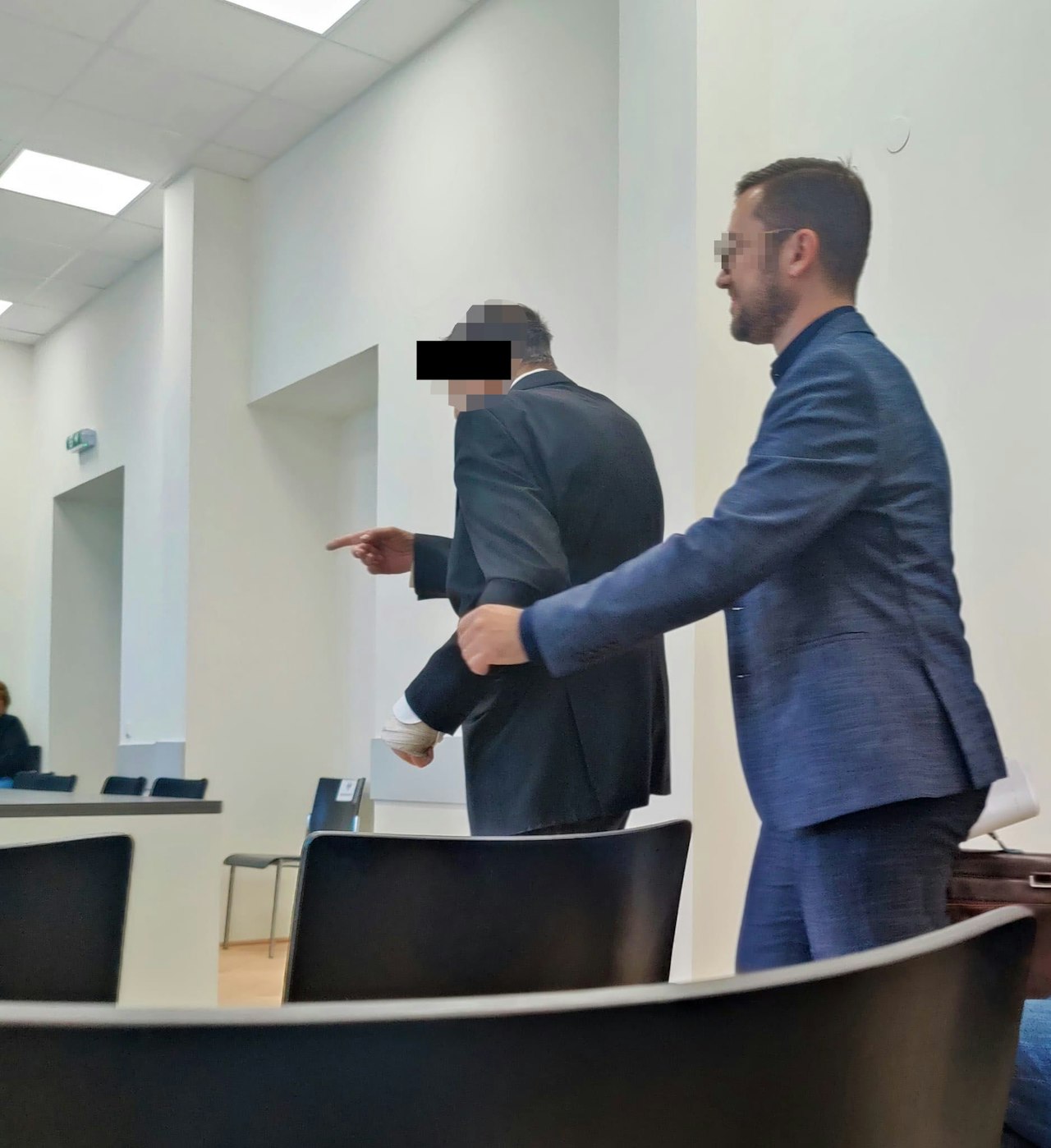 Heute.at - Ex-Banker (62) sperrte Escortdame in Besenkammerl