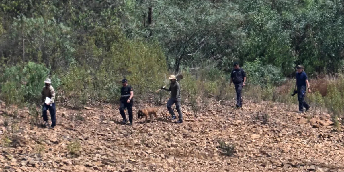 Deutsche und portugiesische Ermittler durchsuchten gemeinsam mit einem Spürhund die Gegend um den Arade-Stausee.