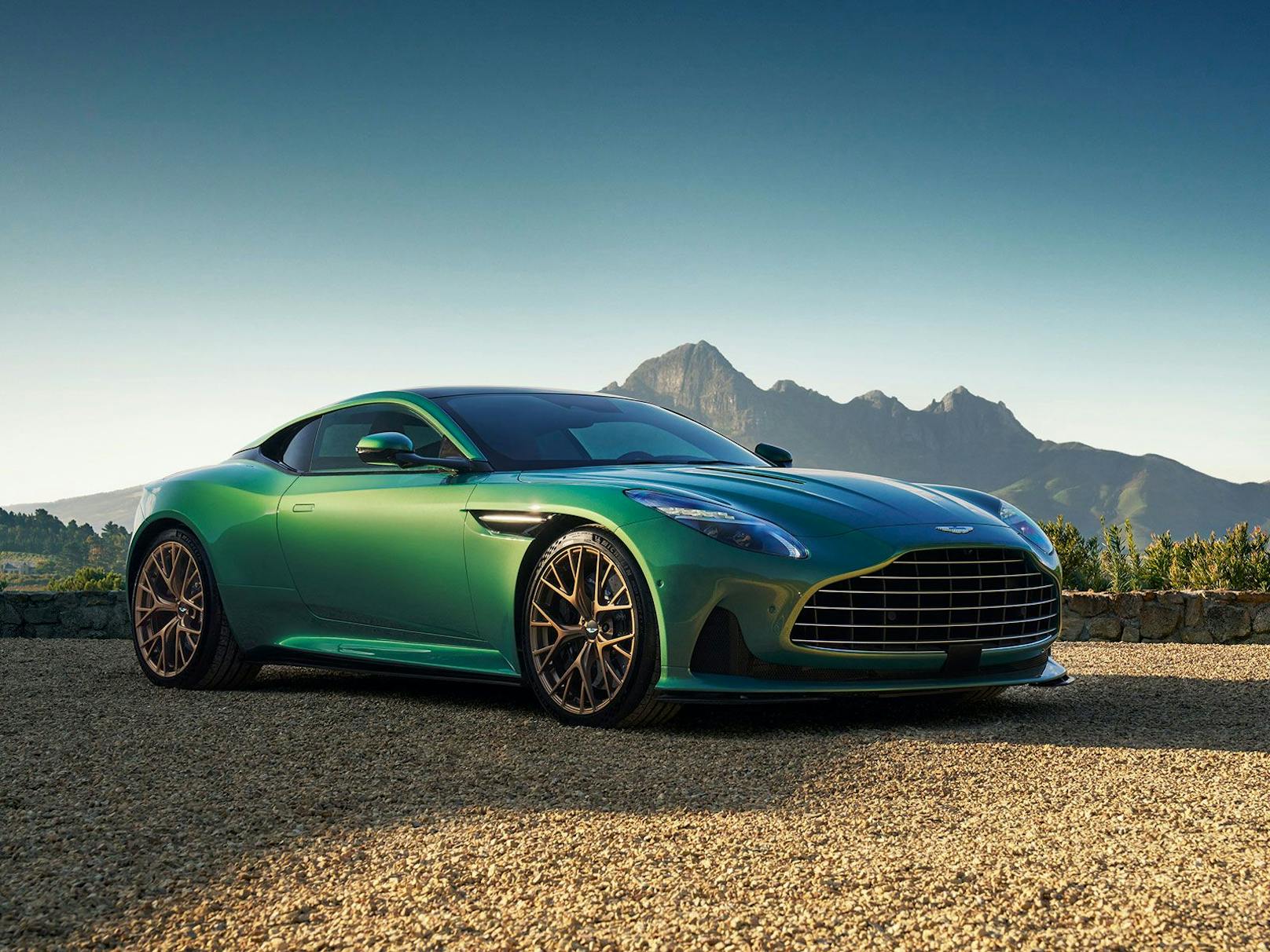 Der neue Aston Martin DB12 zeigt sich im gewohnten Aston Martin-Look.