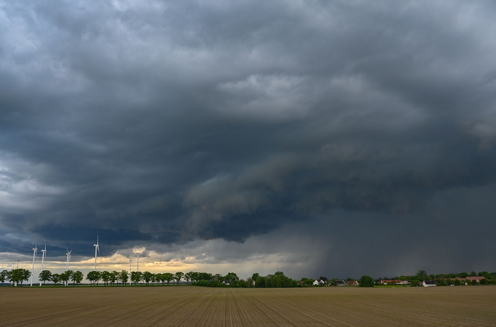 Zum Wochenende zieht eine heftige Gewitter-Walze durchs Land.