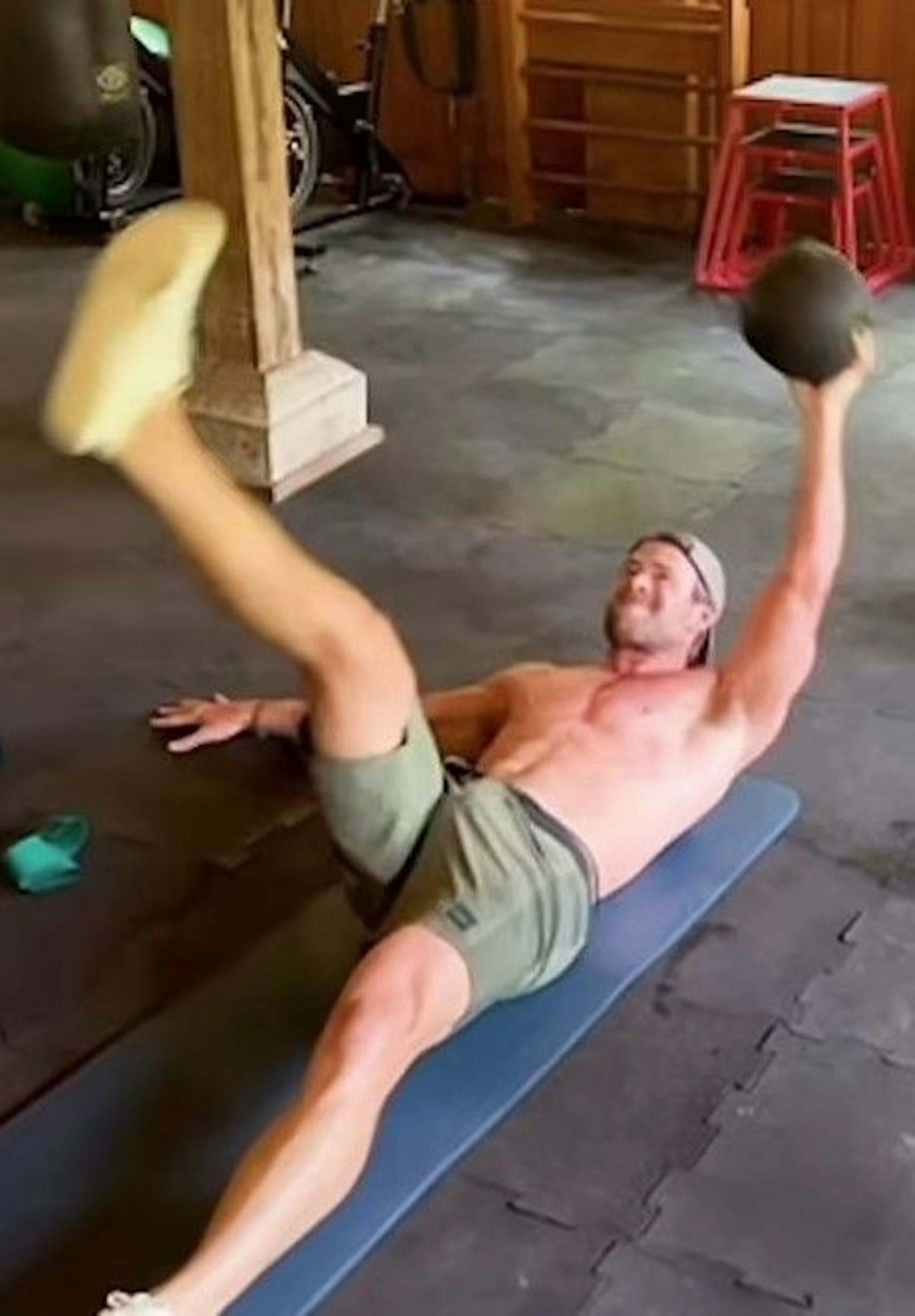 Chris Hemsworth wollte eigentlich sein hartes Training zeigen, seine Fans diskutieren allerdings in den Kommentaren lieber seinen Schritt.