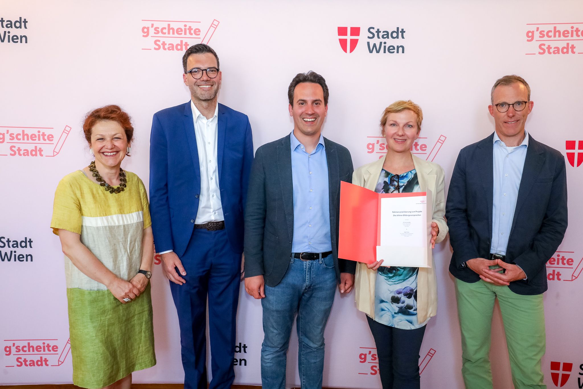 Stadt und Schulen unterzeichneten den Kooperationsvertrag. Zehn Wiener Volks- und Mittelschulen nehmen an dem Pilotprojekt teil.&nbsp;