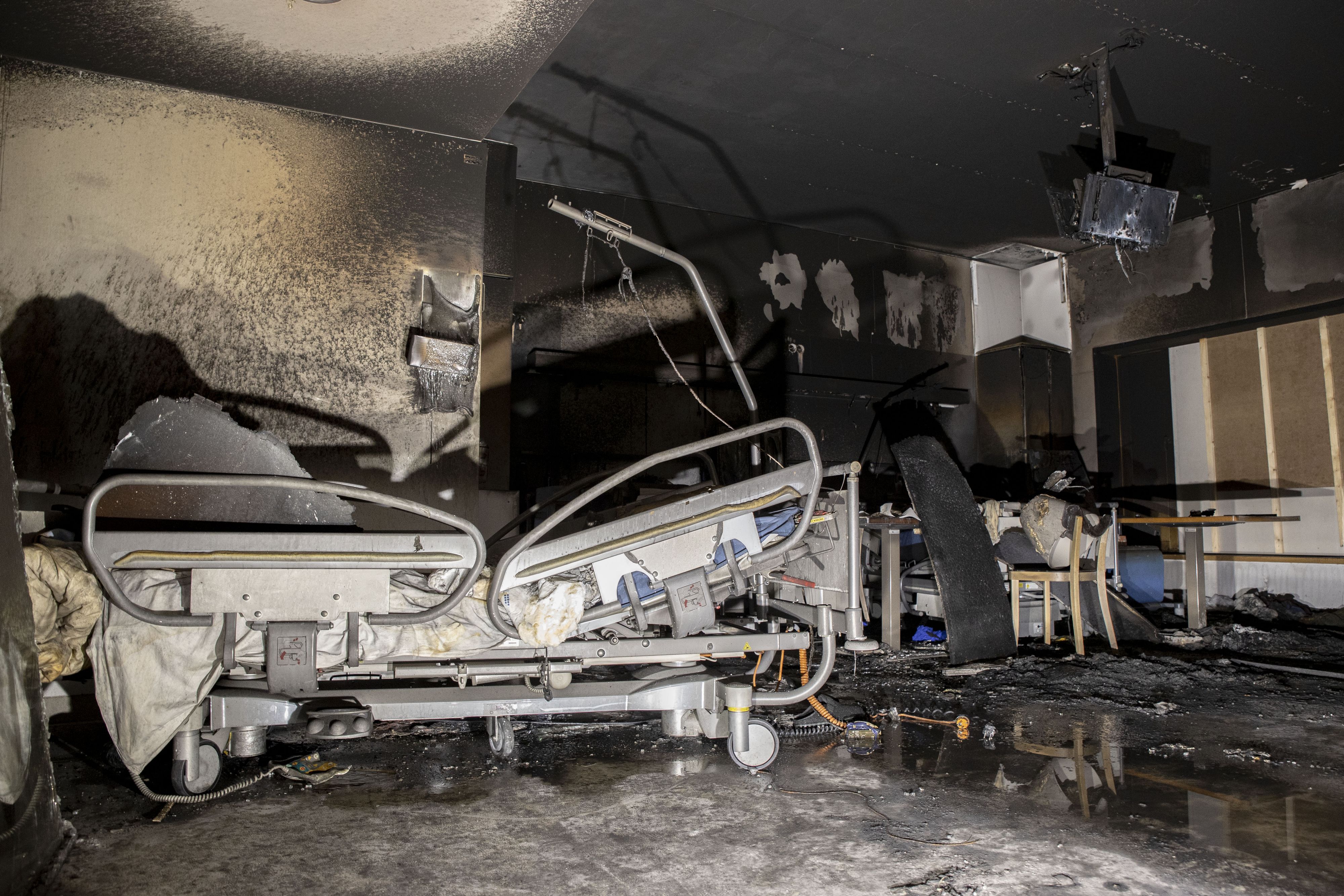 Das Zimmer, in dem das Feuer am 30. Mai 2023 ausgebrochen war. Drei Menschen starben bei dem Brand.