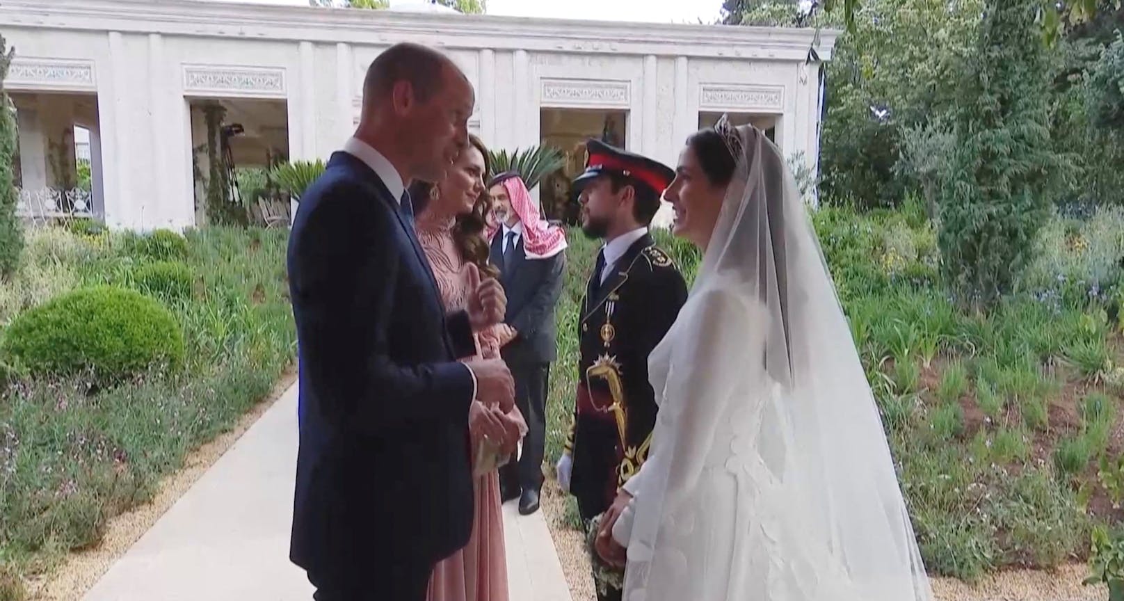 Der britische Prinz William und Prinzessin Catherine treffen den jordanischen Kronprinzen Hussein und Rajwa Al Saif bei ihrer königlichen Hochzeitszeremonie.