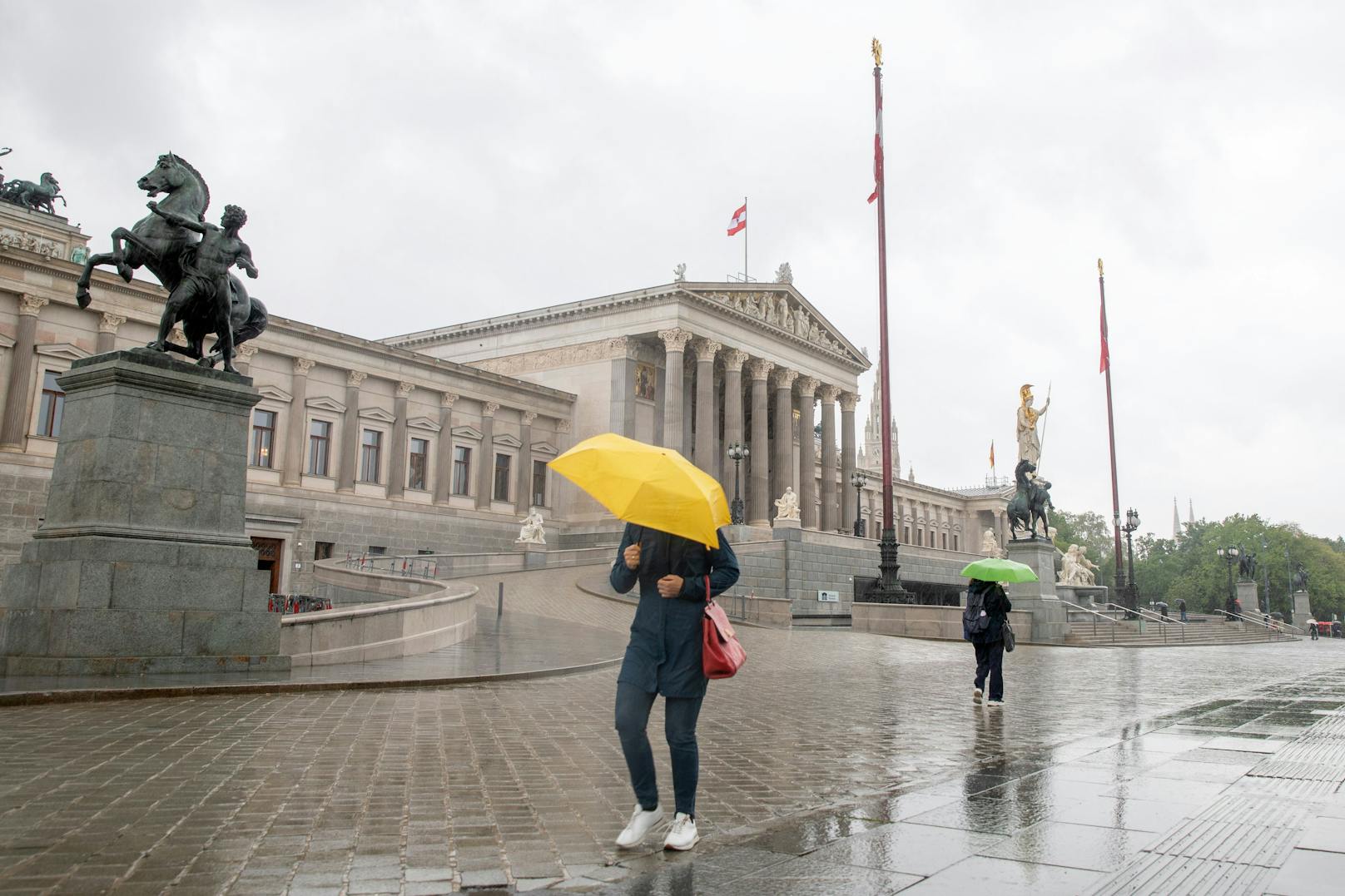 Mai-Regen vor dem Wiener Parlament an der Ringstraße.