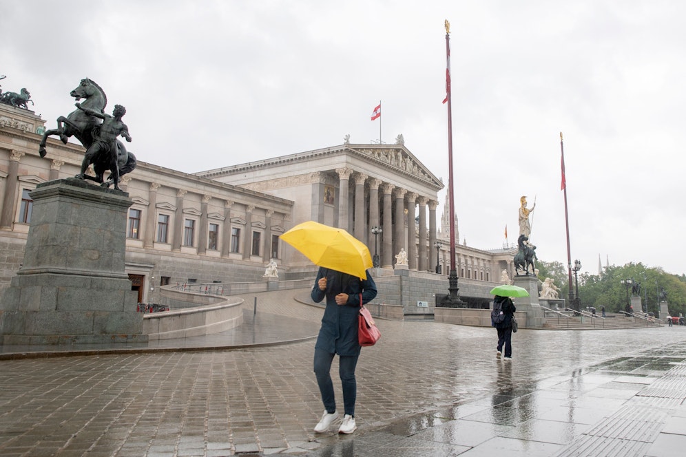 Mai-Regen vor dem Wiener Parlament an der Ringstraße.