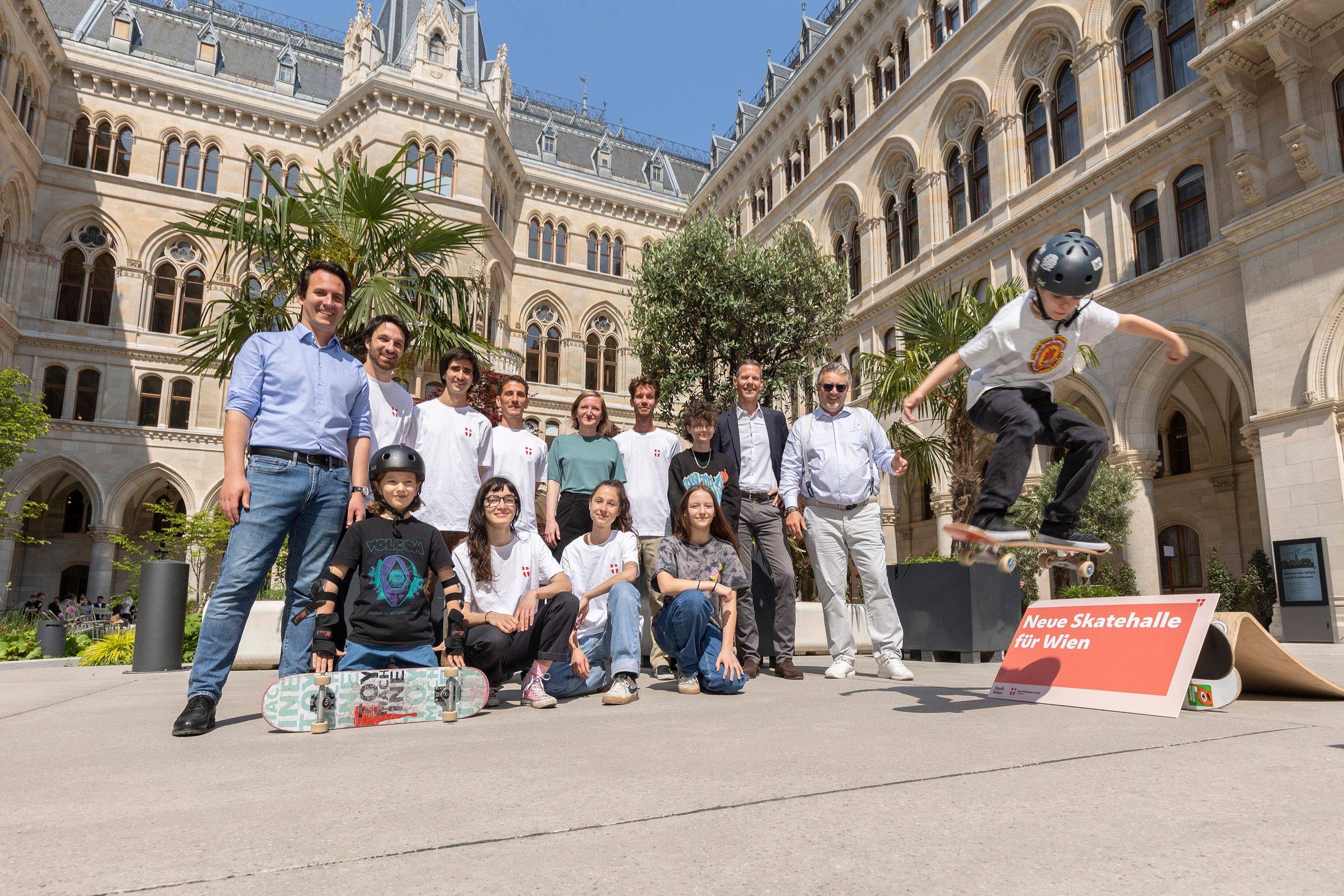 Vizebürgermeister Christoph Wiederkehr (Neos, li.) und Sportstadtrat Peter Hacker (SPÖ, re.) präsentierten gemeinsam mit dem Skateboard Club Vienna das neue Angebot.