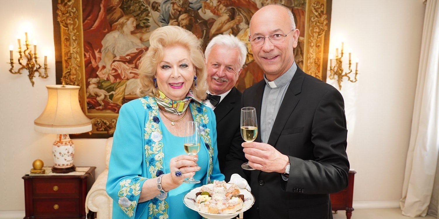 Sarata mit Dompfarrer Faber