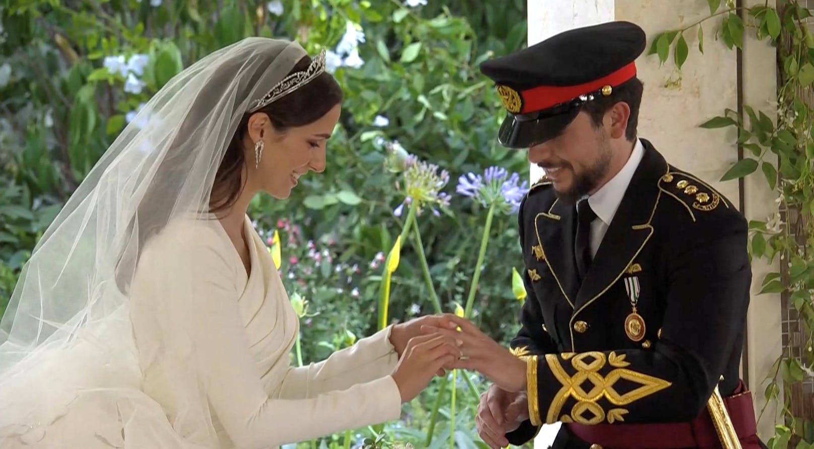 Jordaniens Kronprinz Hussein und Rajwa Al Saif tauschen Ringe bei ihrer königlichen Hochzeitszeremonie.