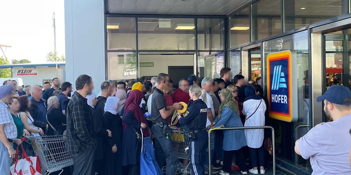 Unzählige Schnäppchenjäger wollen heute zum Hofer.