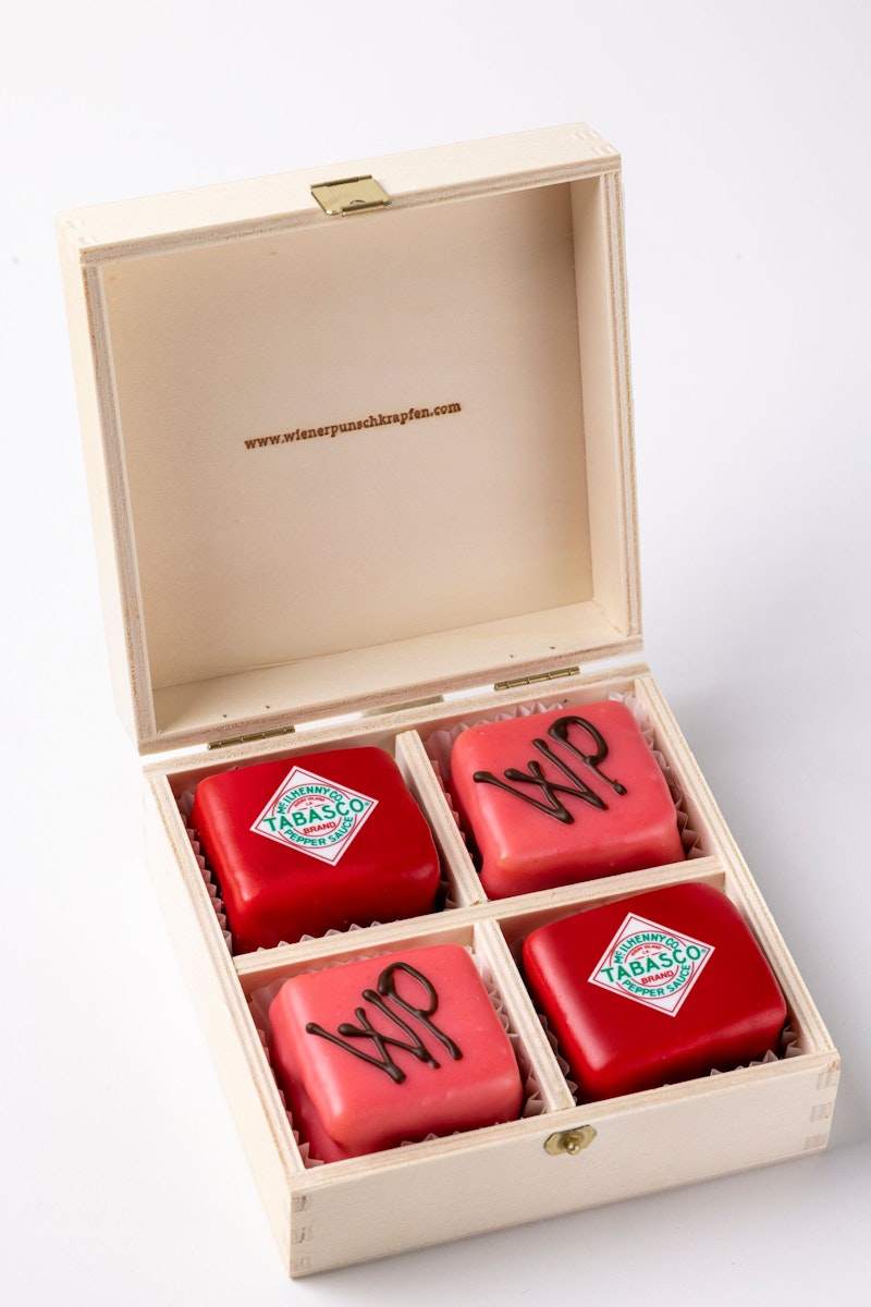 Die scharfen Punschkrapfen sind im Viererpack limitiert bis Ende Juni unter <a href="https://wienerpunschkrapfen.com/">wienerpunschkrapfen.com</a> um 19,90 Euro erhältlich.
