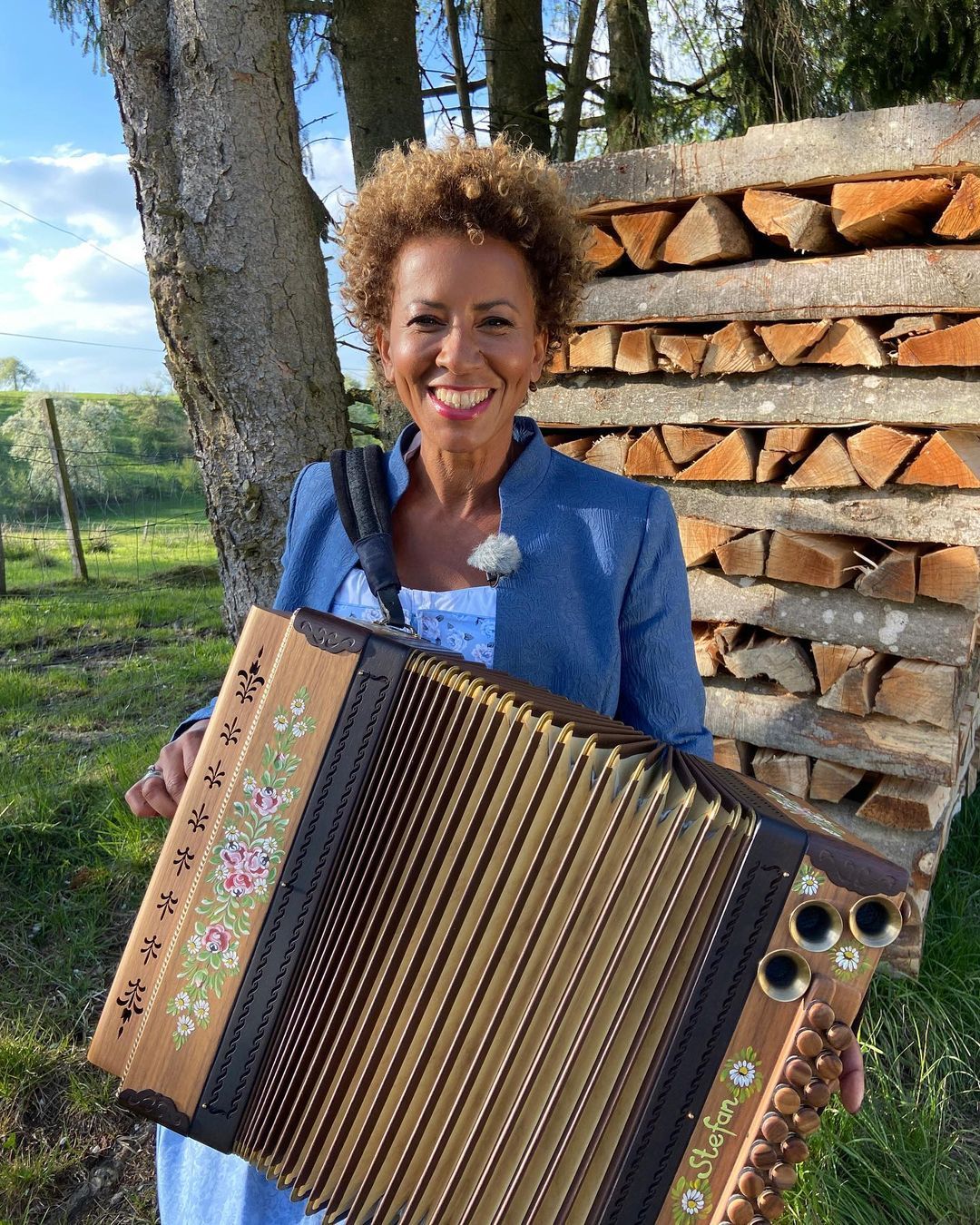 Arabella Kiesbauer moderiert mit gesundheitlichen Einschränkungen.