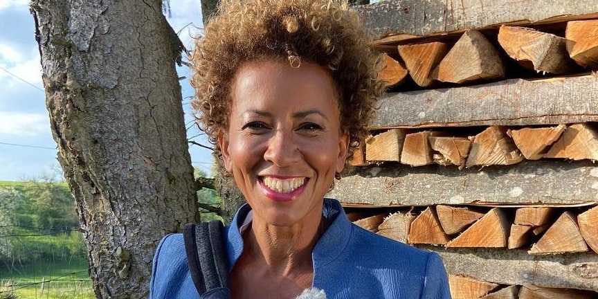 Arabella Kiesbauer moderiert mit gesundheitlichen Einschränkungen.