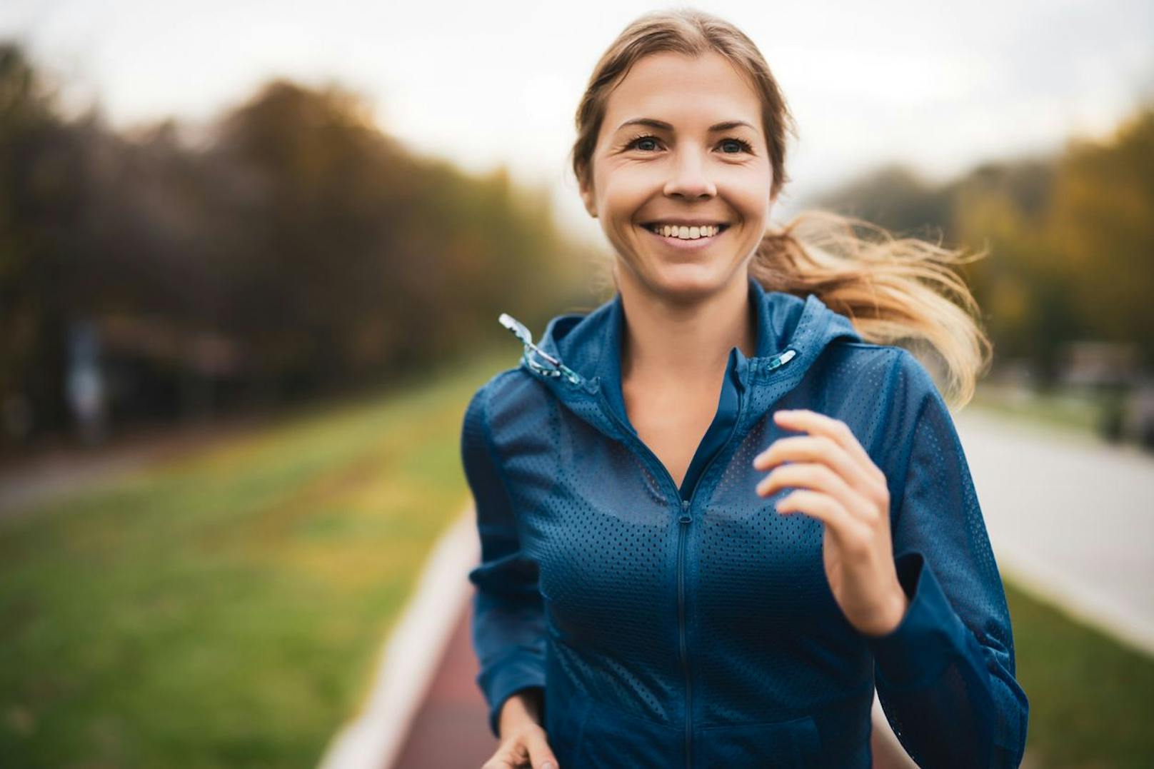 Alkohol, Rauchen und viel Stress zählen zu einigen Faktoren, die nicht nur die Faltenbildung beschleunigen sondern auch deine Gesundheit beeinträchtigen. Vermeide alles, was deinen Hormonkreislauf aus dem Gleichgewicht bringt und ändere deinen Lebensstil zum Positiven.  